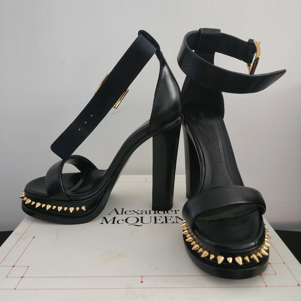NWOT Alexander McQueen black leather platform sandals gold stud size 37.5 130mm